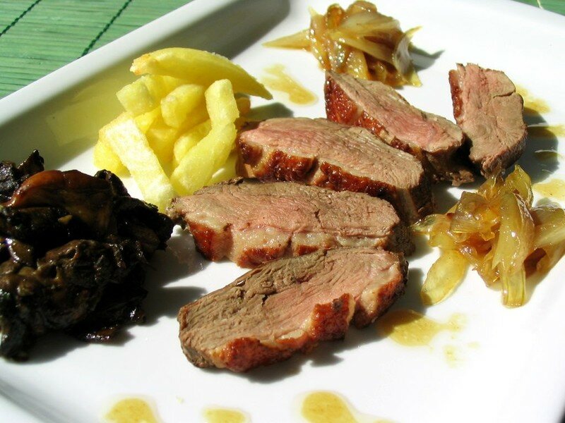 Magrets de canard aux échalotes confites et poêlée de cèpes La