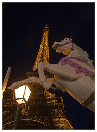 Paris Tour Eiffel et cheval soir 010110