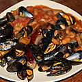 Mogettes sauce tomates poivrons terre mer (saucisses et moules)
