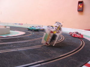 Le Slot Racing, circuit routier électrique de voitures miniatures