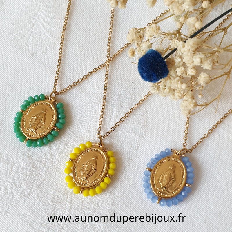 Collier médaille miraculeuse avec des perles (vert, jaune et bleu glacier)