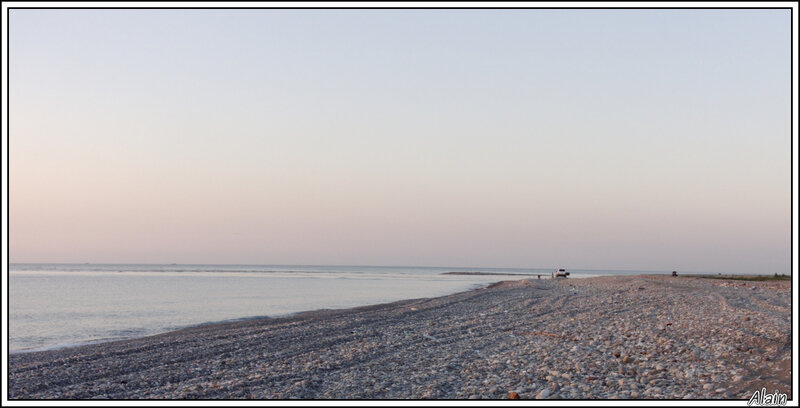 une plage... de galets
