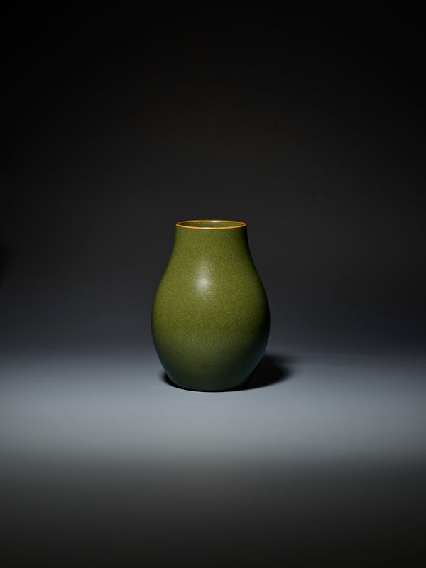 2022_NYR_20594_1049_001(a_rare_teadust-glazed_oviform_vase_qianlong_impressed_six-character_se051717)