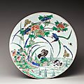 Chine. plat rond en porcelaine à décor polychrome de la famille verte, époque kangxi (1662-1722)