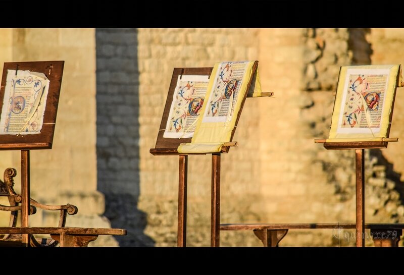 La réalisation d’un manuscrit est le plus souvent localisée au sein d’un scriptorium monastique ou épiscopal (Abbaye de Maillezais)