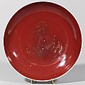 Petite coupelle en porcelaine émaillée rouge de cuivre. chine, période ming, xviième siècle
