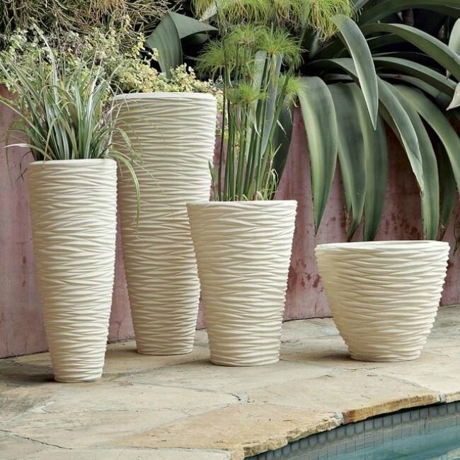 pots-fleurs-extérieurs-céramique-relief-conique-blanc