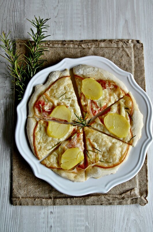 Pizza blanche à la scamorza, pancetta arrotolata et pommes de terre