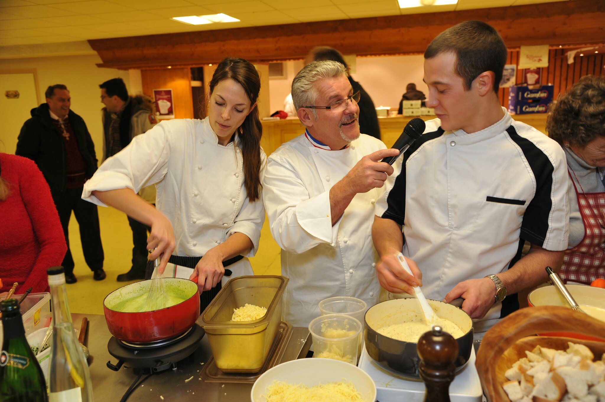 Savoyarde ou Valaisanne, la fondue au fromage ? Le festival Neiges étoilées de Châtel n'a pas