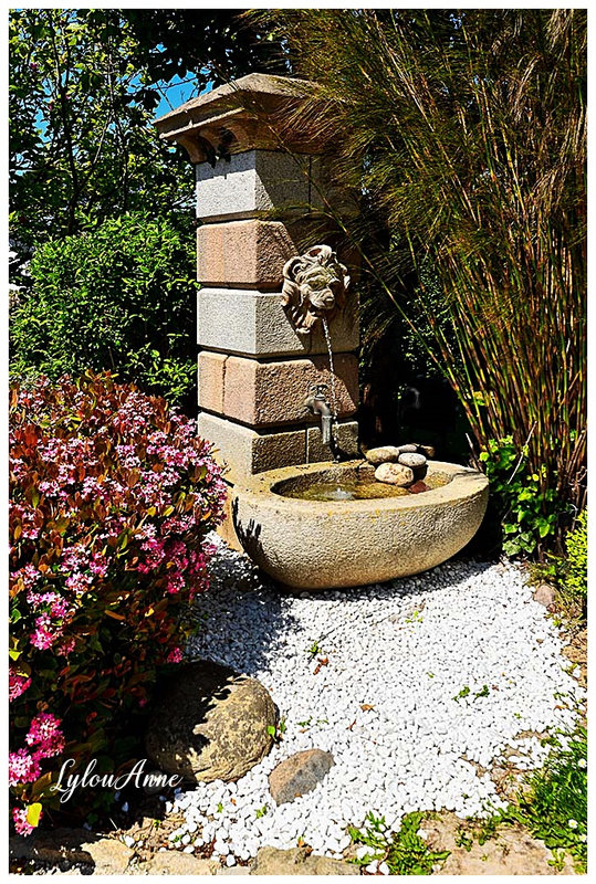 25-Lylou fontaine Manoir de Lan Kerellec