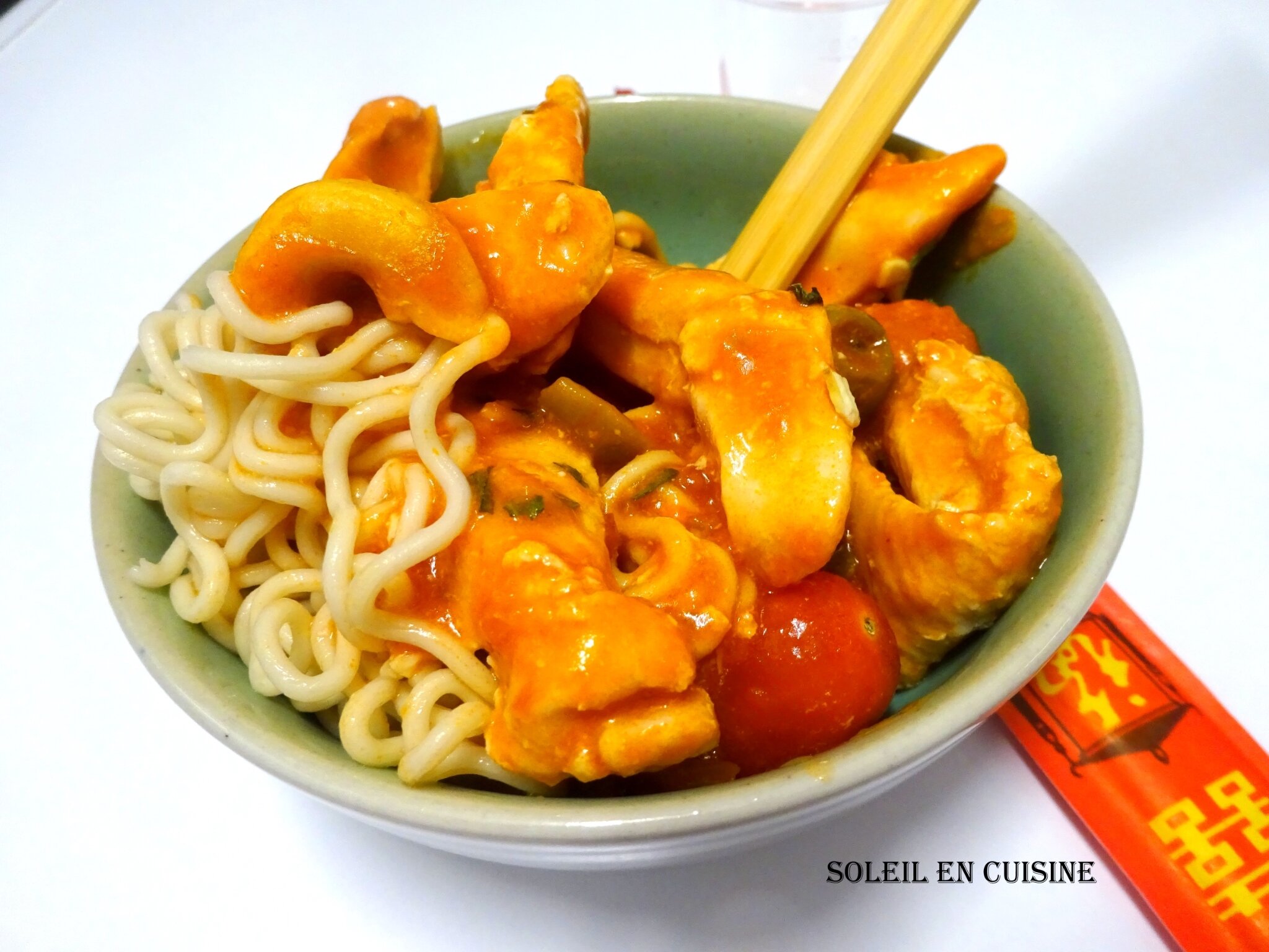 Emincés de pintade de ferme à la sauce tomate lait de coco sur lit de