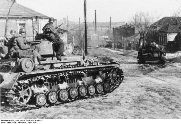 Bundesarchiv_Bild_101III-Zschaeckel-189-13, _Russland, _Charkow, _Waffen-SS_mit_Panzer_IV