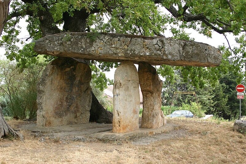 La Pierre de la Fée à Draguignan, le dolmen et la légende 