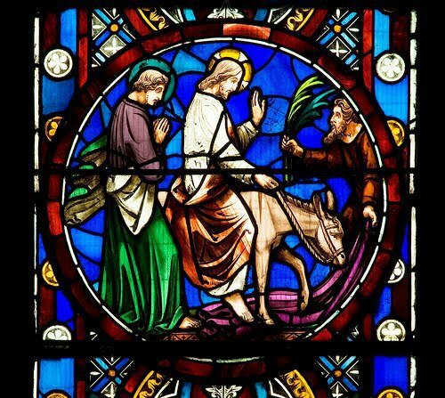 Jésus monté sur un âne acclamé avec des rameaux, hosannah