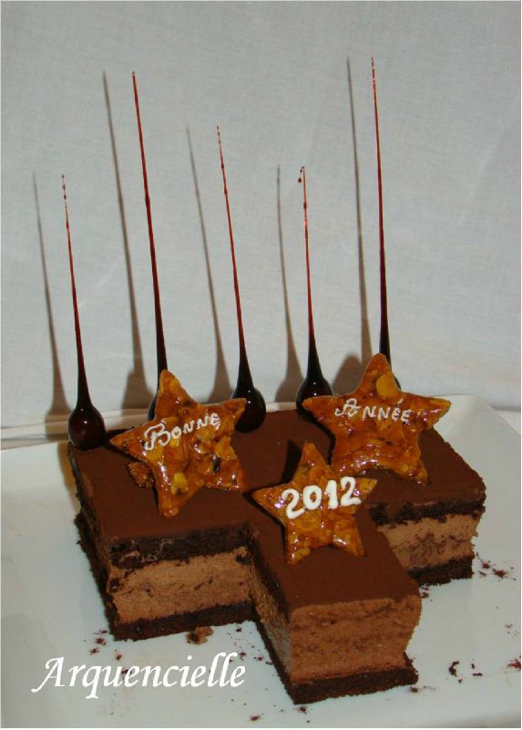 Gateau Bonne Annee Nougatine Caramel Et Chocolat Coupe Photo De Cuisine Creative Version Sucre Noel Et Paques Les Creations D Arquencielle