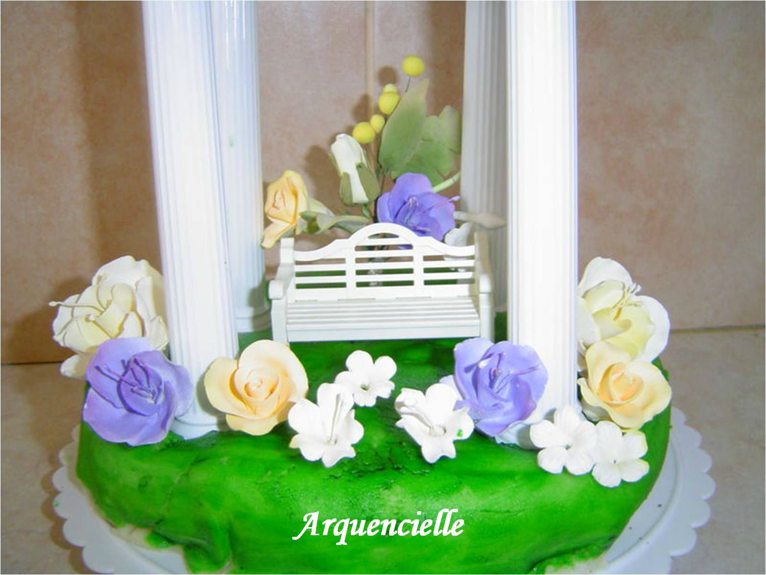 Gateau Kiosque Aux Amoureux Fleurs Et Romantique Les Creations D Arquencielle