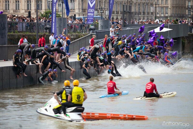 Traversée De La Garonne à La Nage 2022 Du bitume, de l'eau, et un arc-en-ciel ! Traversée de Bordeaux à la