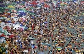 Résultat de recherche d'images pour "plage touristes"