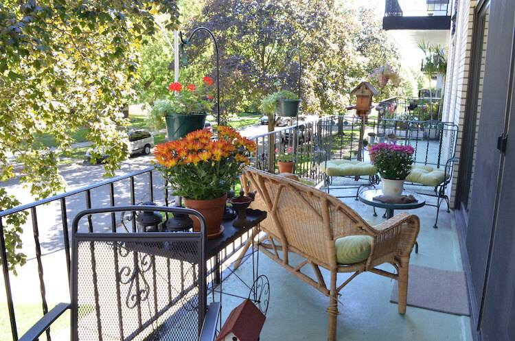 décoration-balcon-automne-jardinières-chrysanthèmes-galettes-vert-clair-lanternes