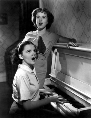judy_garland_and_deanna_durbin_pian