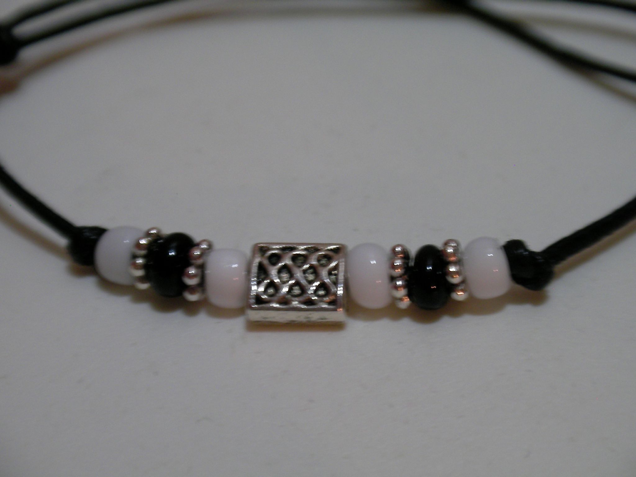 bracelet queue de rat, perles métal/rocaille blanc/noir détail