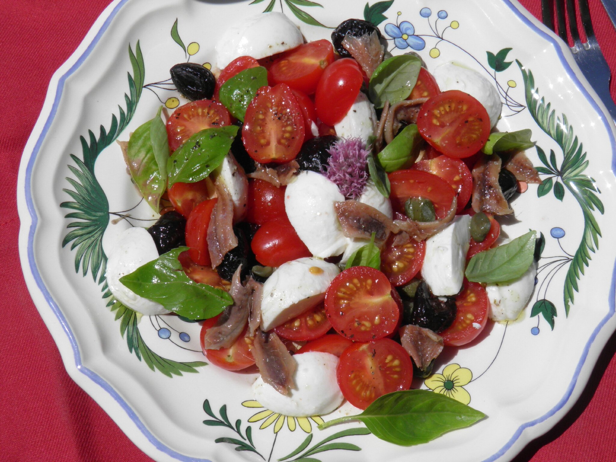 Entrée ou Plat complet Salade Tomates cerise, Mozzarella et anchois Terre et Mar