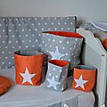 pochons rangement réversible chambre bébé garçon orange gris blanc étoiles