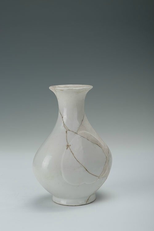 White-glazed flat vase with the relief decoration of a heart, Yongle period (1403-1424)