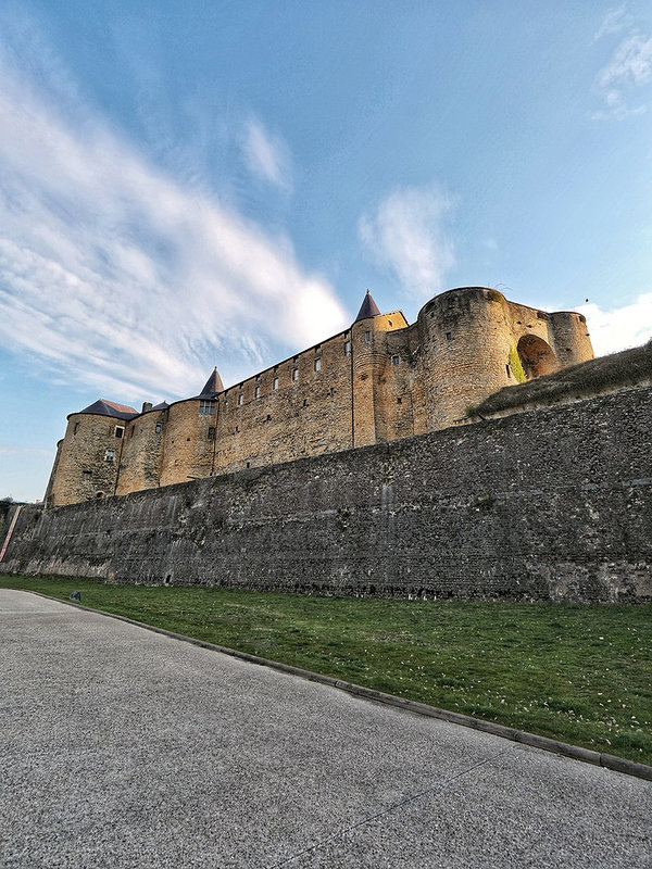 Château_de_Sedan_-_Vue_extérieure_depuis_les_Douves_©_Pierre_Holley