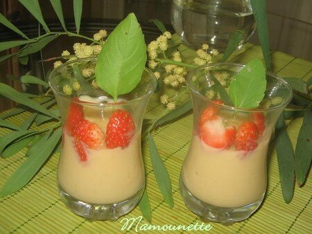 Verrines_cr_me_p_tissi_re_maison_avec_fraises_et_basilic_006