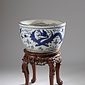 Importante vasque à poissons en porcelaine bleu blanc, chine, dynastie ming, marque et époque jiajing (1522 - 1566)