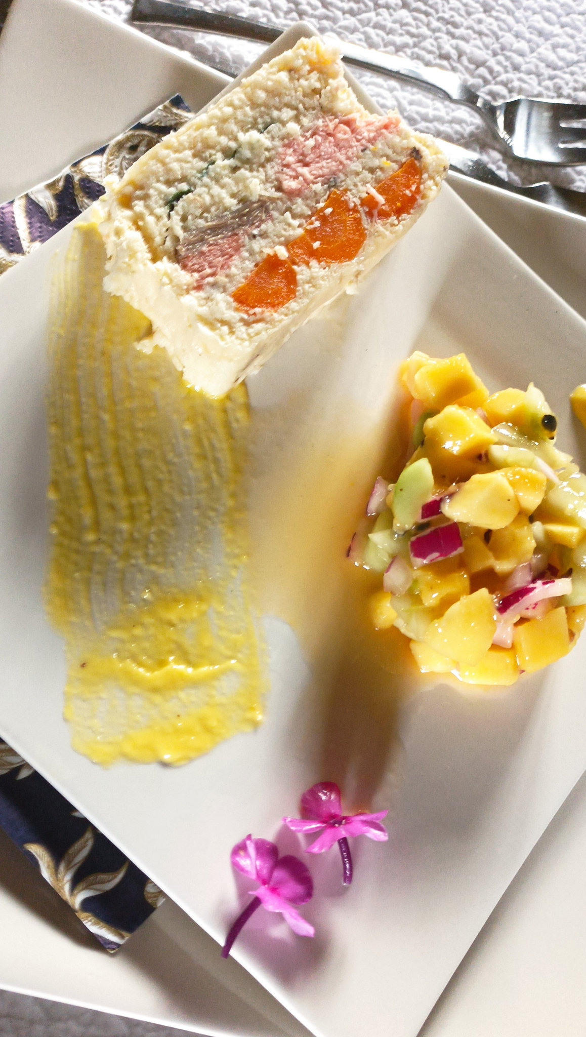 le pâté de poisson Mayonnaise mangue avec sa salade en cuisine