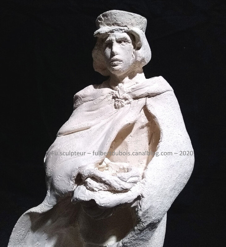 Fu sculpteur - sculpture figurative - art sacré - Saint Louis offrant la Couronne d'épines à la France - plâtre et sablon - 30cm (1)