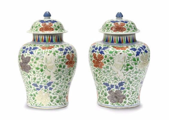 A pair of wucai 'boys' baluster jars and covers, Kangxi period (1662-1722)