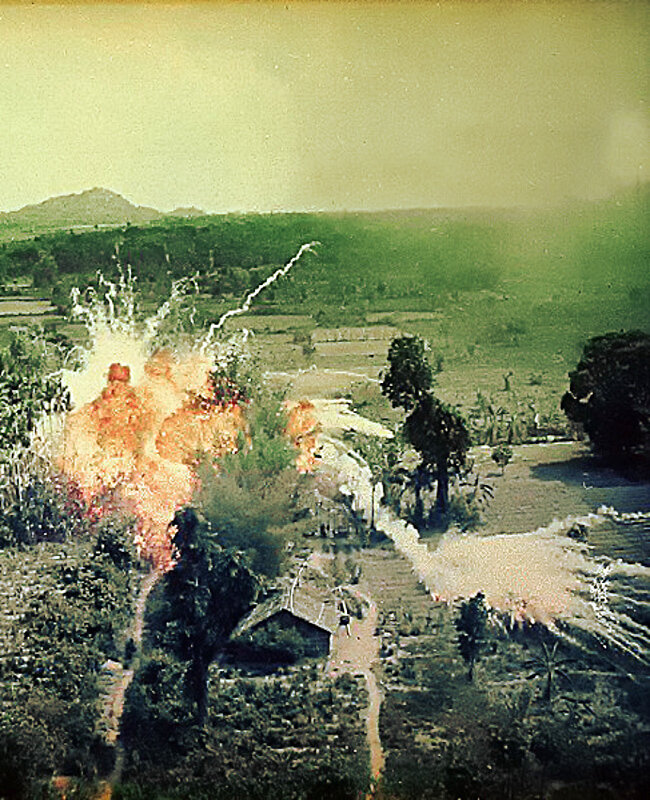 1965-bombardement US au napalm
