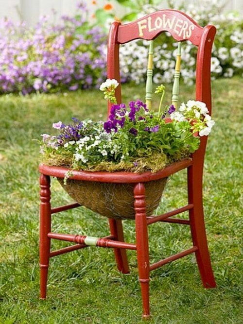 décoration-jardin-chaise-rouge-fleurs