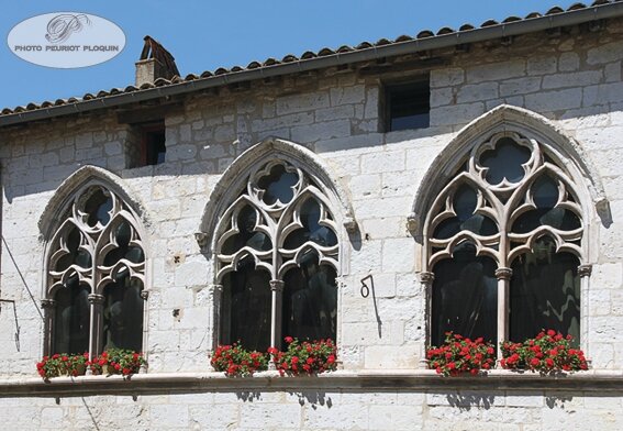 PUYLAROQUE_fenetres_medievales_a_arcades_ogivales_polylobees