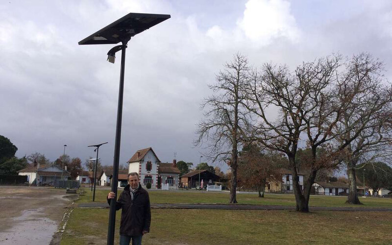 patrick-sabin-aupres-de-lun-des-eclairages-en-photovoltaique-descource