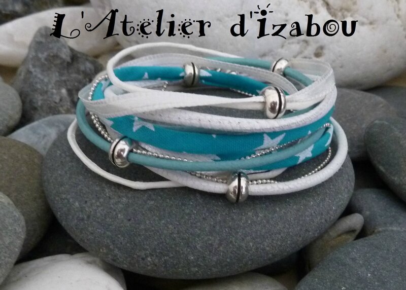 P1150755 Bracelet multimatières bleu turquoise, liberty à étoiles, cuir bleu turquoise, cuir blanc, ruban satin blanc et coton ciré blanc