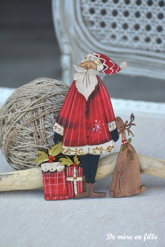 grand père noel et son renne assis
