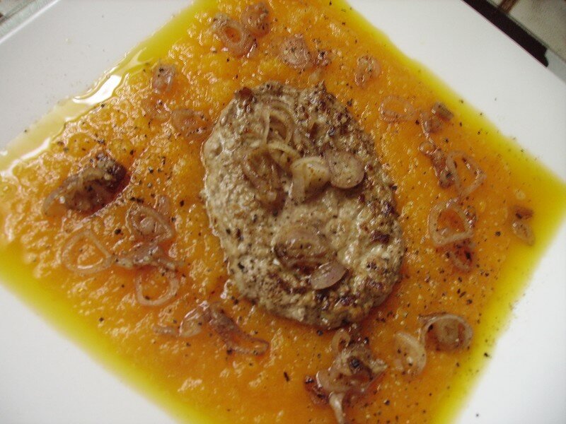 Steak Hache De Veau Nageant Sur De La Puree De Carotte Echalotee Les Zazaneries D Isabelle