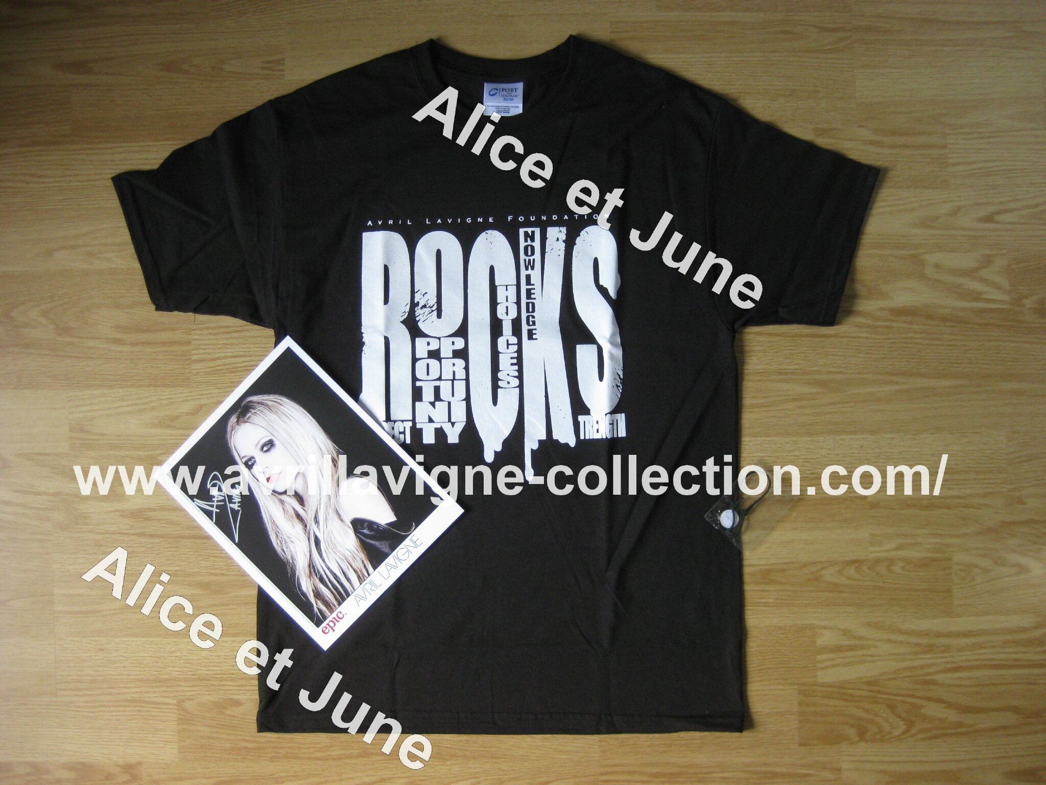 Signature, t-shirt et bracelet R.O.C.K.S-The Avril Lavigne Foundation (automne 2013)