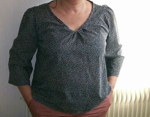blouse H (overlock sewing machine everyday clothes) tissu zoizo de chez Anna Ka Bazaar