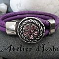 Bohème aujourd'hui, avec ce bracelet en cuir violet aspect autruche et son attache strass assortie !