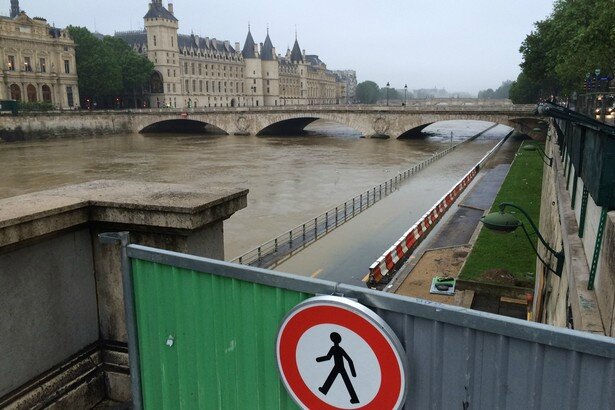 7783466557_les-voies-sur-berge-inondees-a-paris-le-1er-juin-2016