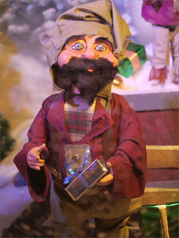 Noël vitrine personnage regard 1 071220