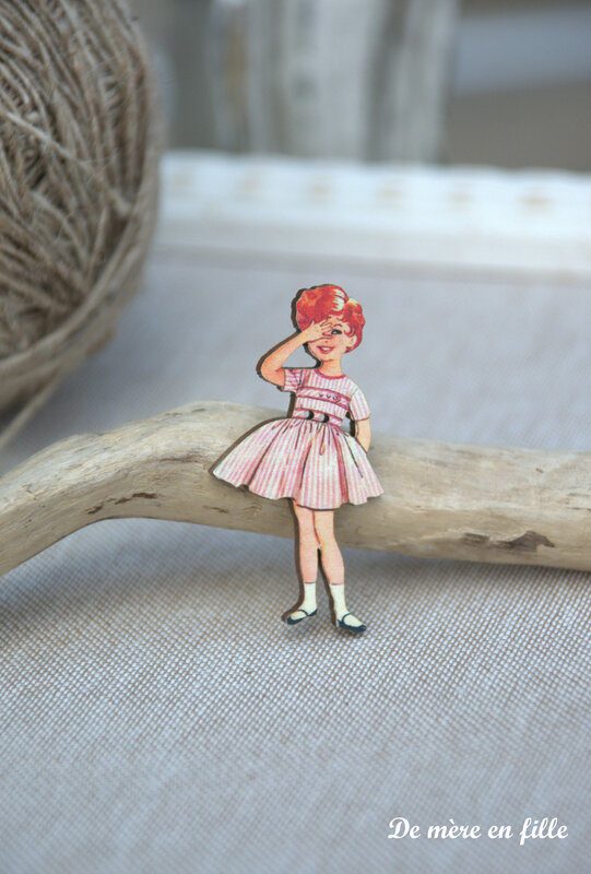 fillette rousse robe rose