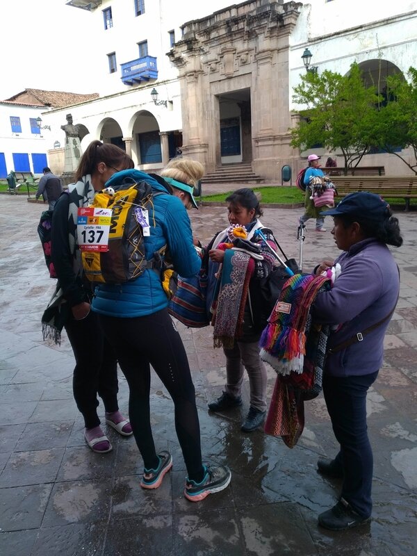 Cuzco : Marchants de rue.