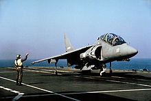 220px-Italian_TAV-8B_Harrier_II- AVION DE COMBAT DE PORTE-AVION