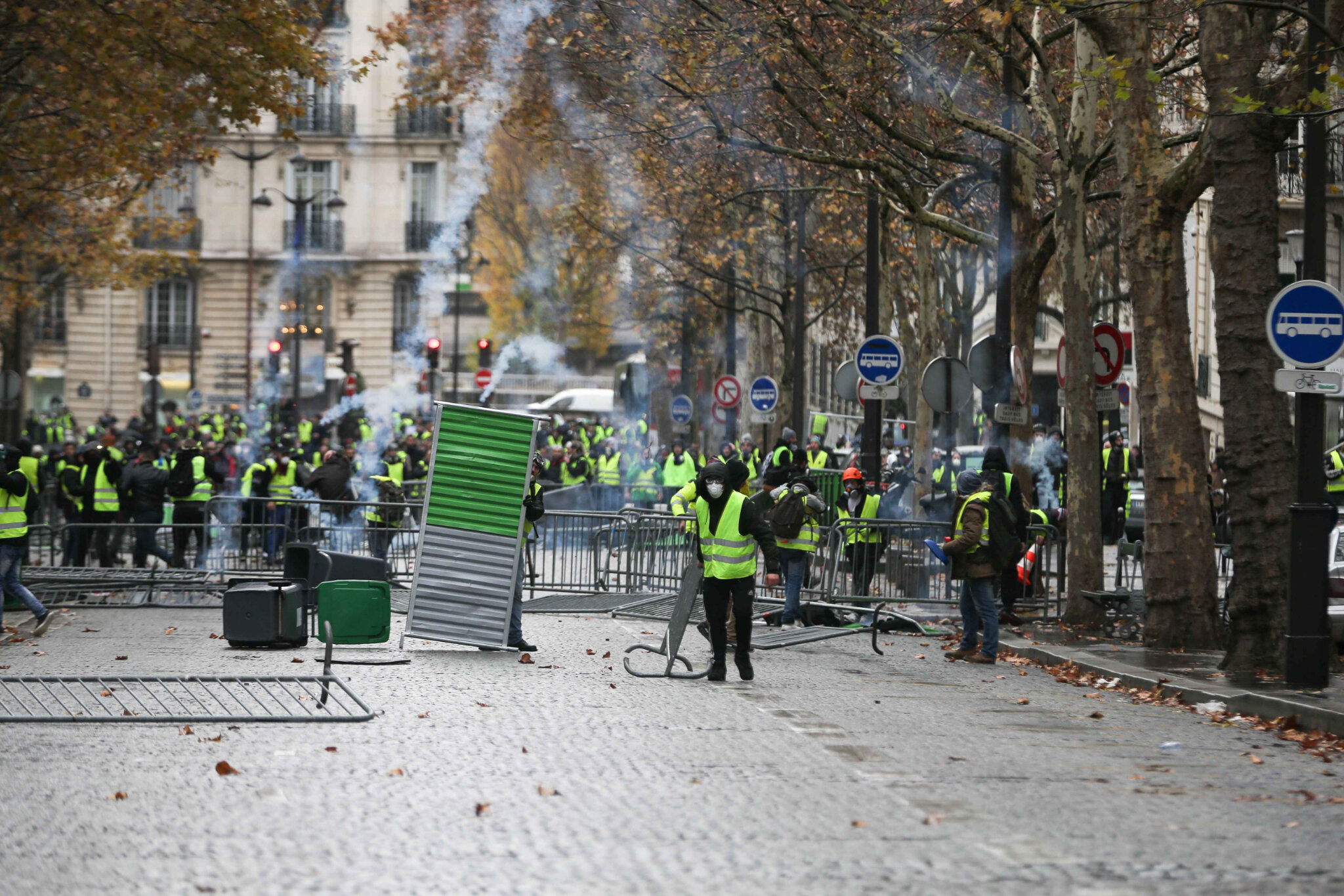 L’Arc de triomphe, terrain d’affrontement entre « gilets jaunes » et policiers. © Michel Stoupak. Sam 01.12.2018, 11h27m55.